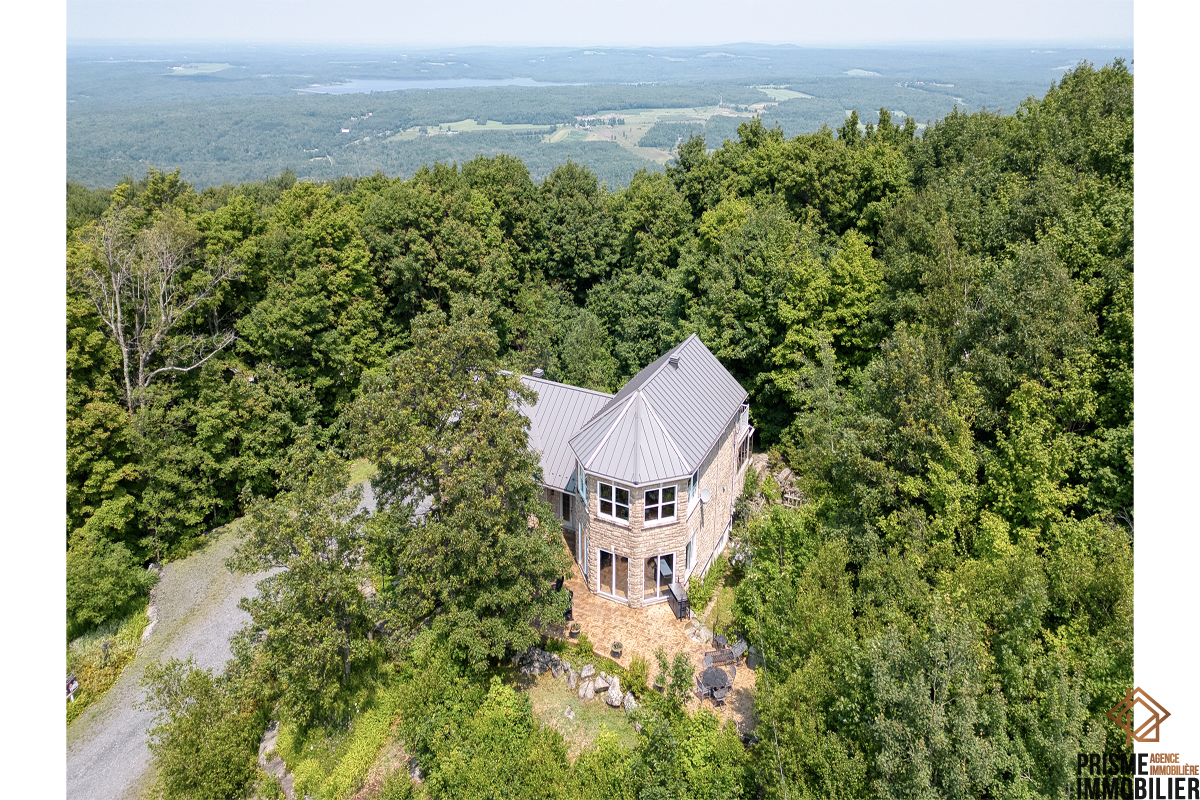 Superbe maison à vendre à Shefford. Cette maison à vendre à Shefford vous intéresse? Contactez un de nos courtiers immobiliers pour plus d'information sur cette maison à vendre au 179 Rue des Cimes Shefford (Estrie), Québec, J2M1N9