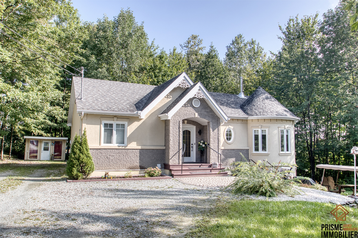 Découvrez cette superbe propriété disponible via notre agence immobilière à Sherbrooke au prix de $579,000 Ascot Corner.